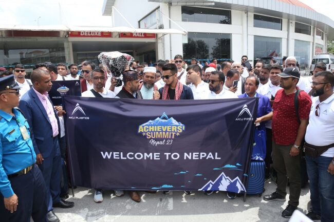बङ्गलादेशबाट एकसाथ दुई सय पर्यटक नेपालमा (तस्बिरहरु)