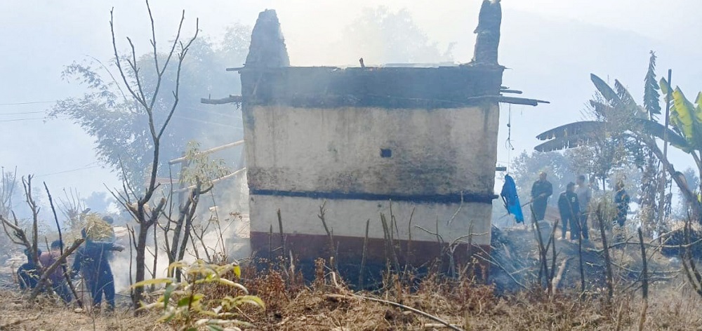 ताप्लेजुङमा वनमा लागेको डढेलोका कारण एक घर जलेर नष्ट