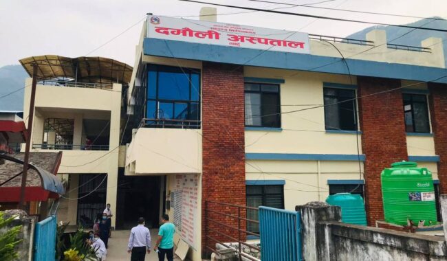 अस्पतालको भुइँमा राखेर बिरामीको उपचार गरिँदै