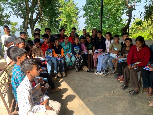 नेकपा स्थापना ७६औं दिवस : एमाले तानसेनद्वारा दलित बालबालिकालाई शैक्षिक सामग्री वितरण