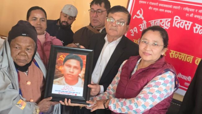 जनयुद्ध दिवसको अवसरमा पाल्पामा सहिद परिवारलाई सम्मान