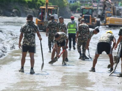 गल्छी–मलेखु खण्डमा थुप्रिएको लेदो पन्छाएर पृथ्वी राजमार्ग सञ्चालनमा आयो