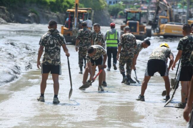 गल्छी–मलेखु खण्डमा थुप्रिएको लेदो पन्छाएर पृथ्वी राजमार्ग सञ्चालनमा आयो