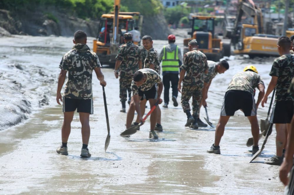 गल्छी–मलेखु खण्डमा थुप्रिएको लेदो पन्छाएर पृथ्वी राजमार्ग सञ्चालनमा आयो